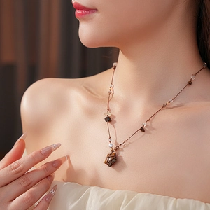 Détail du pendentif étoile en oeil de tigre avec fil métallique fait main sur collier