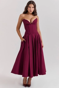 Detalle del vestido midi burdeos sin tirantes con falda plisada y prácticos bolsillos laterales
