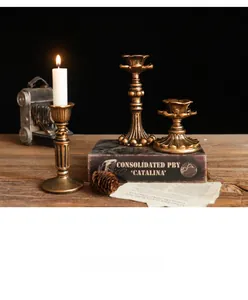 Detail van vintage bronzen metalen kandelaars met bloemmotief basis en antieke afwerking