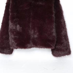 Dettaglio della trama in ecopelliccia bordeaux scuro su questo cappotto corto invernale