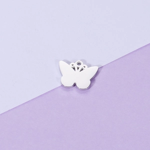 Colgante de mariposa en acero inoxidable pulido sobre fondo púrpura para bisutería