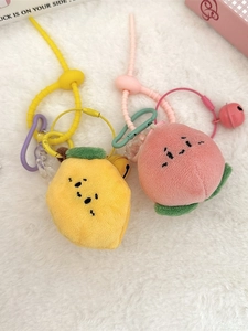 Porte-clés mignons en peluche fruits avec citron et pêche et mousquetons de couleur