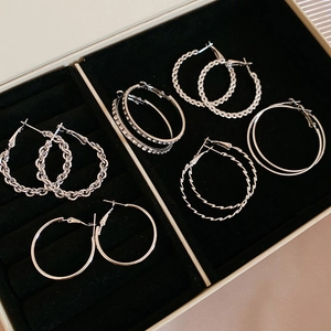 Lot de six paires de créoles argentées avec diamants dans un écrin à bijoux en velours noir