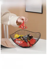 Detail eines schwarzen Metall-Obstkorbs mit gewelltem Rand für die Snack-Lagerung
