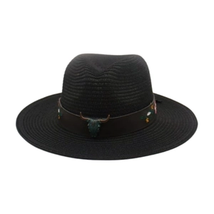 Détail d'un chapeau de paille western avec tête de taureau vintage et broderies
