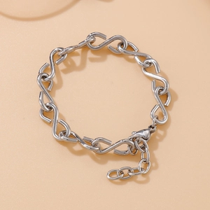 Détail du bracelet chaîne en S argenté avec fermoir mousqueton et chaîne d'extension