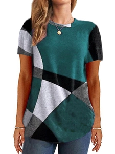 Detail der bunten geometrischen Muster und Knöpfe an einem Damen Kurzarm T-Shirt