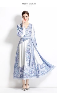 Détail d'une robe portefeuille à imprimé paisley avec col en V et ceinture à la taille