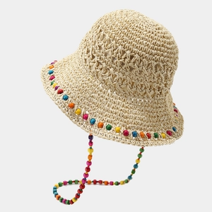 Chapeau de soleil en paille beige au crochet avec perles colorées et mentonnière