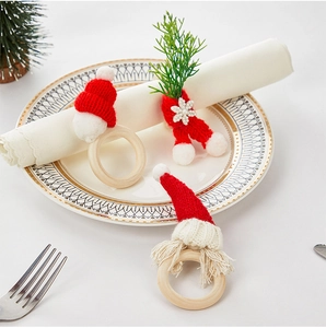 Dettaglio portatovaglioli natalizi in maglia con mini cappelli di Babbo Natale in legno