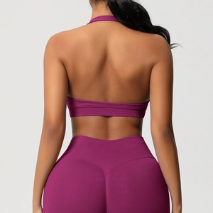 Détail du soutien-gorge de sport dos nu magenta sans couture et legging taille haute côtelé