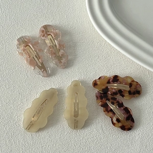 Détail de l'arrière des barrettes en acétate avec ressorts et marquage français