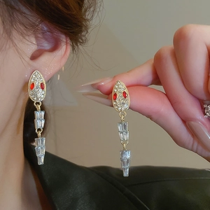 Nahaufnahme der Vintage Schlangenohrringe mit Strass und Zirkonia Fransen am Model