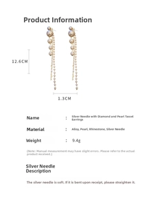 Vue détaillée des boucles d'oreilles à pompons avec dimensions 12,6 cm par 1,3 cm