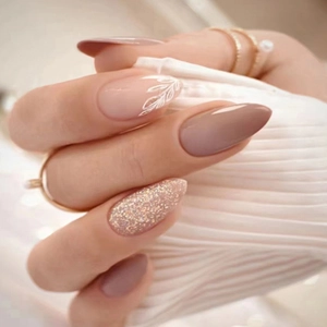 Unghie Finte Eleganti A Forma Di Mandorla In Rosa Nude Con Accenti Glitter E Motivi Di Foglie Bianche Per Un Look Autunnale Raffinato