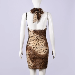 Vue arrière d'une robe dos nu imprimé léopard en fausse fourrure pelucheuse