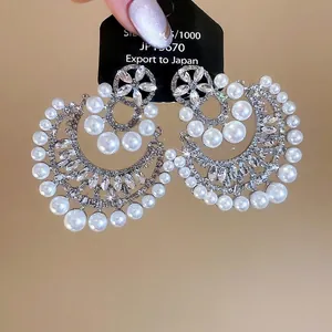 Orecchini a fiore in argento con perle bianche e zirconi scintillanti dal design vintage