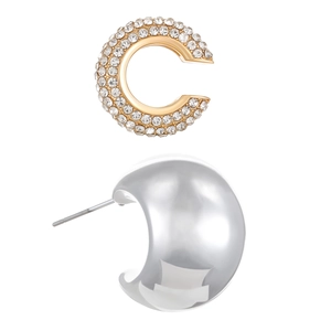 Détail de créole C dorée avec strass et puce d'oreille demi-boule en argent poli