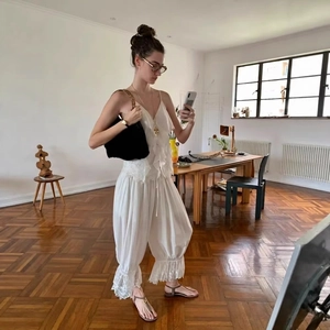 Λευκό boho σετ με τοπ με βολάν και φαρδύ παντελόνι με δαντέλα για κομψή εμφάνιση