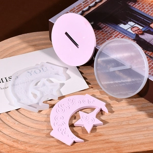 Dettaglio macro di stampi in silicone a luna e stella con trama a motivi di nuvole fini