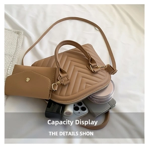 Détail du sac bandoulière matelassé beige montrant la capacité pour téléphone et maquillage