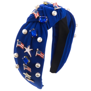Détail d'un serre-tête bleu noué avec perles, strass et broderie du drapeau américain