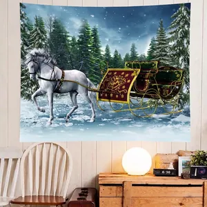 Tapisserie de Noël présentant une scène de neige avec cheval blanc et traîneau festif