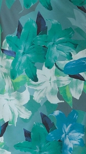 Gros plan sur l'imprimé floral de lys sur tissu bleu et violet pour robe d'été