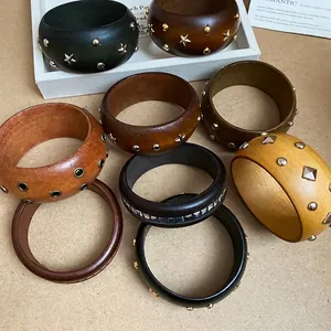 Bracelets géométriques en bois rétro avec rivets métalliques en vert foncé et marron