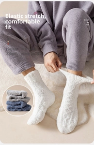 Gros plan de chaussettes d'hiver en polaire corail montrant l'élasticité et la texture