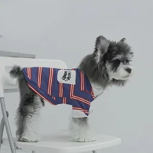 Polo pour chien à rayures marines avec col blanc et écusson Hello World au dos