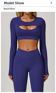 Détail de l'ensemble de yoga bleu indigo avec haut ajouré et legging à taille croisée