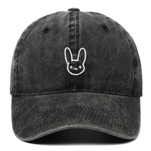 Détail de la broderie lapin Bad Bunny sur une casquette en coton gris délavé