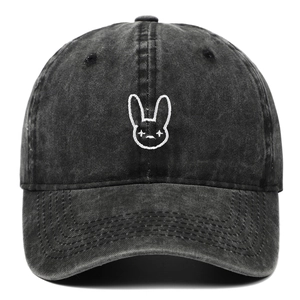 Cappellino da baseball in denim lavato nero con ricamo bianco Bad Bunny
