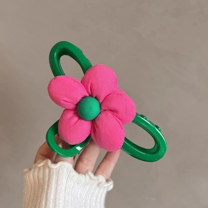 Grande pince à cheveux fleur verte élégante avec pétales en tissu rose pour l'été