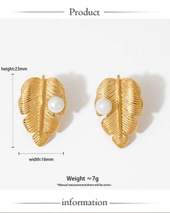 Détails des boucles d'oreilles feuilles dorées et perles avec dimensions 23mm par 16mm