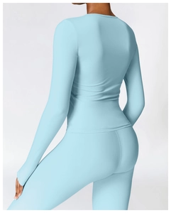 Détail de la coupe arrière d'un ensemble de yoga bleu clair avec coutures plates