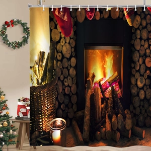 Tenda da doccia natalizia con accogliente camino invernale e decorazioni festive