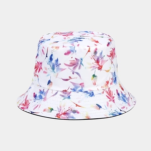 Détail de l'imprimé floral sur le chapeau bob réversible en coton aux couleurs d'été