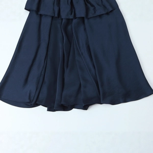 Elegantes tiefblaues Satin-Maxikleid mit seidiger Textur und fallendem Saum für den Urlaub
