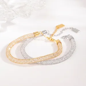 Detail van s925 zilveren kattenarmbanden in goud en zilver met kristallen pavé en een karabijnsluiting