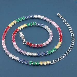Détail du collier tennis arc-en-ciel en argent avec zircons colorés et fermoir homard