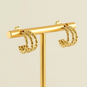 Boucles d'oreilles multicouches plaquées or 18 carats sur support à bijoux doré