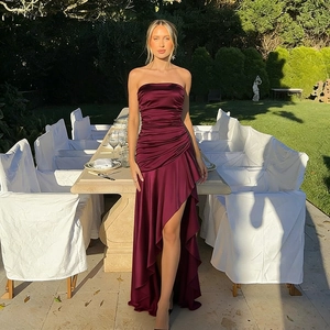 Elegantes trägerloses burgunderrotes Satin-Abendkleid mit plissiertem Saum für Galas