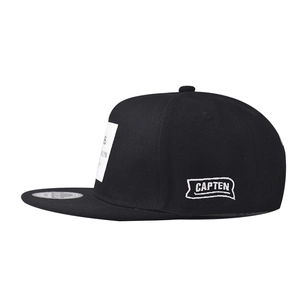 Zwarte Brooklyn baseballpet met platte rand en Capten borduursel op de zijkant