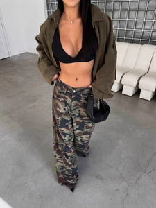 Pantalon cargo camouflage vintage pour femme avec une veste olive de style high street