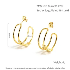 Détail de boucles d'oreilles créoles C de 24mm en acier inoxydable plaqué or 18 carats