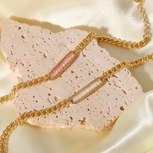 Detalle de pulseras de cadena cubana de acero inoxidable de 18K con circonitas incrustadas