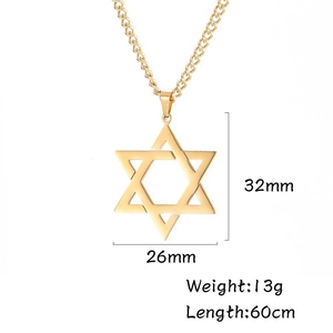Detailed view of golden hexagram pendant with 32x26mm dimensions and curb chain