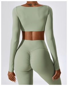 Détail du legging de yoga taille haute avec coupe en V et effet sculptant fessier